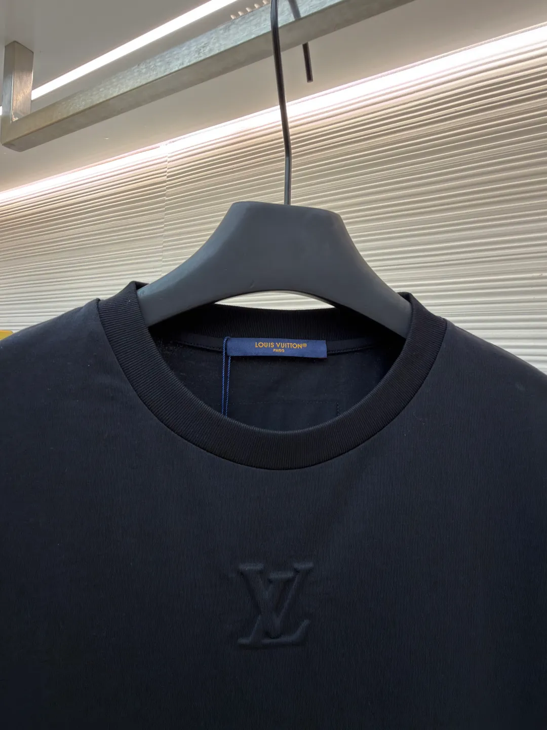 LOUISVUITTON embossed small label T-shirt ●Authentic product: purchased and developed at 5450 ●Item number: 1680100-A00 ●Fabric: pure cotton fabric ●Technology: embossed production ●Version: fitted version ●Weight: about 330 grams ●Size: XS-S-M-L ●Description: Fabric is 40S/2 Double-strand smooth cotton plain weave, dust-free wool processing; matching 40s single-strand combed cotton, 280g cylindrical machine rib. The front panel is stamped and filled. After low-temperature stamping with a steel stamp, the inside is filled with foam cotton. The bottom surface is directly sealed with low-temperature hot melt glue at 80 degrees Celsius. The integrated machine operation makes the relief pattern three-dimensional and full and stylish. High-quality products require natural and beautiful products. The overall wiring is straight and delicate, the fabric is comfortable and soft, and the color is consistent without color difference. It can be matched with the same style to create a fashionable look and control various occasions. Customized accessories, complete with three standards, same style for men and women!